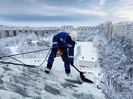 О необходимости соблюдения мер безопасности при очистке крыш от снега